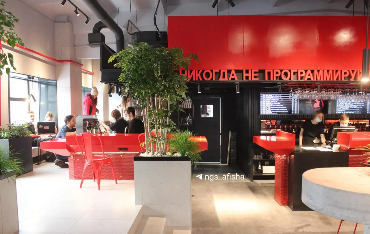 Бар Red Rabbit в Доме связи на Ильича, 8 прекратил работу. На месте заведения откроется «Пицца и GUSI» с акцентом на пицце, пиве и закусках — решение объясняют ростом барного кластера в доме.