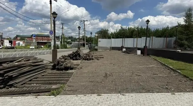 Почти 200 кв. м прогнившего настила обновят: деревянную поверхность заменят плиткой, укладку гранита на клумбах начали в начале лета.