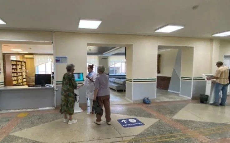 В поликлинике Республиканской клинической больницы завершили ремонт: появился комфортабельный зал ожидания, кафе правильного питания и новый Центр здорового долголетия. Также улучшена организация медосмотров и диспансеризации.