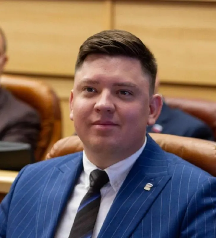 Декларацию 27‑летнего депутата Даниила Литвинова проверили после замечаний прокуратуры: комиссия по этике установила, что в документы не внесены все доходы, ему вынесли предупреждение.