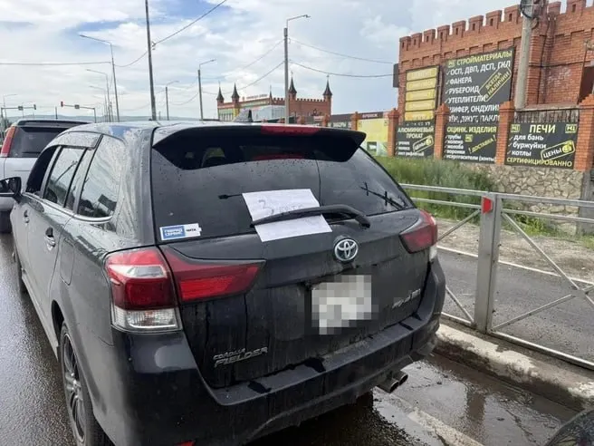 Добровольцы заметили схему: места в очереди на заправку продают таксисты и другие лица, а одни и те же автомобили заправляются несколько раз. Волонтёры призывают убирать таблички на машинах и фиксируют конфликты.