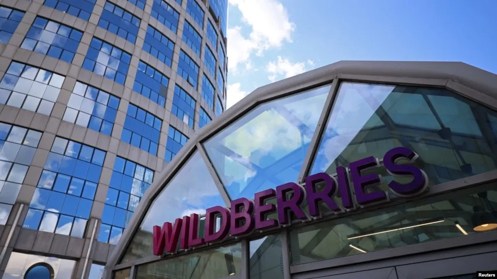 Ночью беспилотники поразили логистические центры Wildberries в Пензенской области и Удмуртии; также зафиксированы пожары в Тамани. Сообщается об одном пострадавшем, эвакуации сотрудников и тушении пожаров.