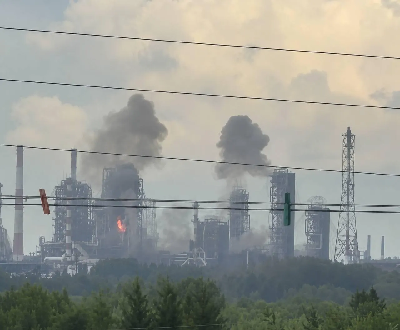 После временной остановки работы из‑за атаки беспилотников нефтеперерабатывающий завод сообщил о выпуске в реку Иртыш 57 тыс. мальков сибирского осетра — по словам предприятия, это мера по поддержанию экологического баланса региона.