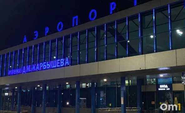 Утром 29 июля из омского аэропорта четыре рейса вылетели с опозданием из‑за позднего прибытия самолётов и ночных ограничений на взлёт и посадку в пунктах назначения.