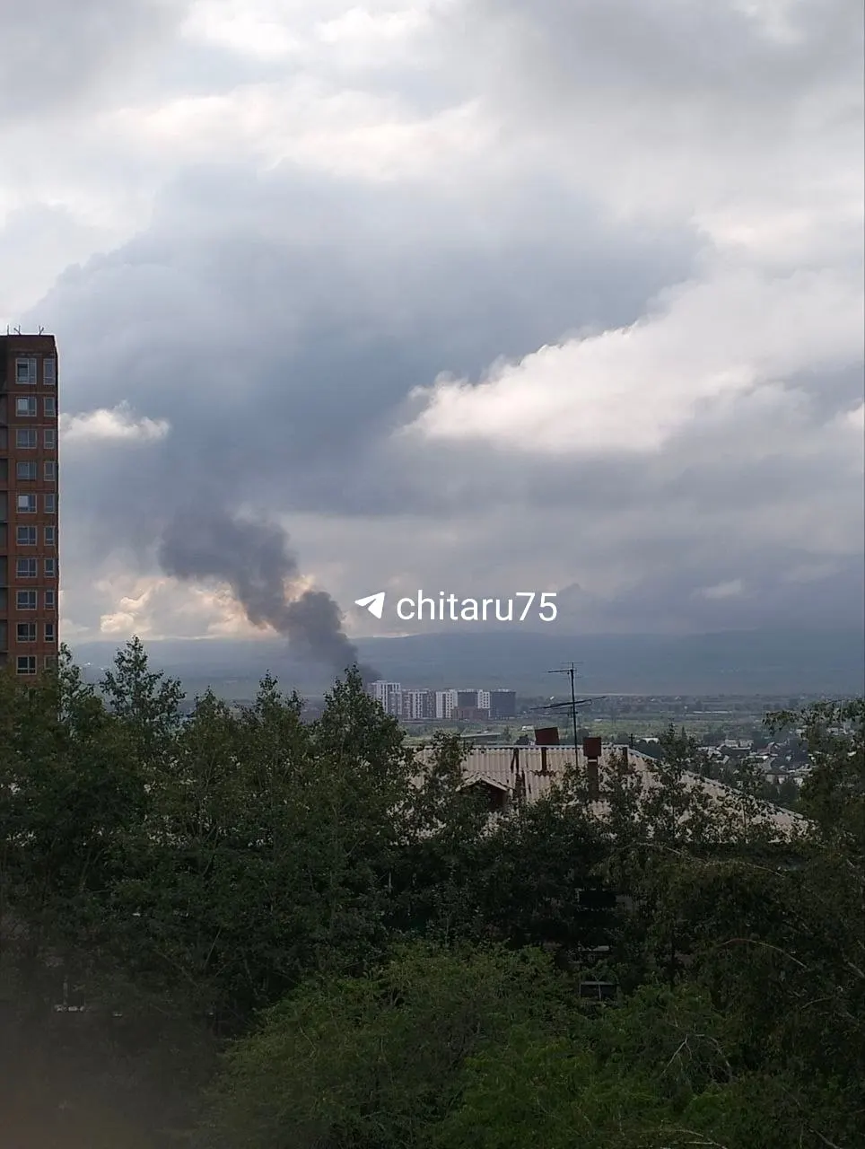 На базе по адресу Романовский тракт, 61 вспыхнул сильный пожар. По словам очевидца, на место прибыли несколько машин спасателей.