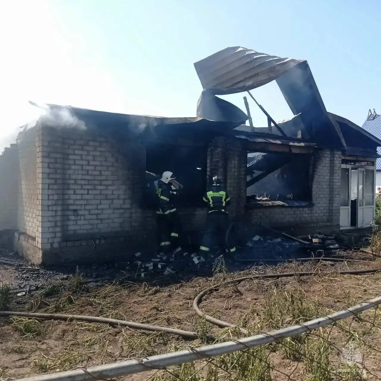 В селе Безрукавка Рубцовского района Алтайского края пожар на площади около 100 кв. м оставил одну семью без жилья. Для тушения привлекли силы МЧС; предварительная причина — неосторожное обращение с огнём при приготовлении пищи.