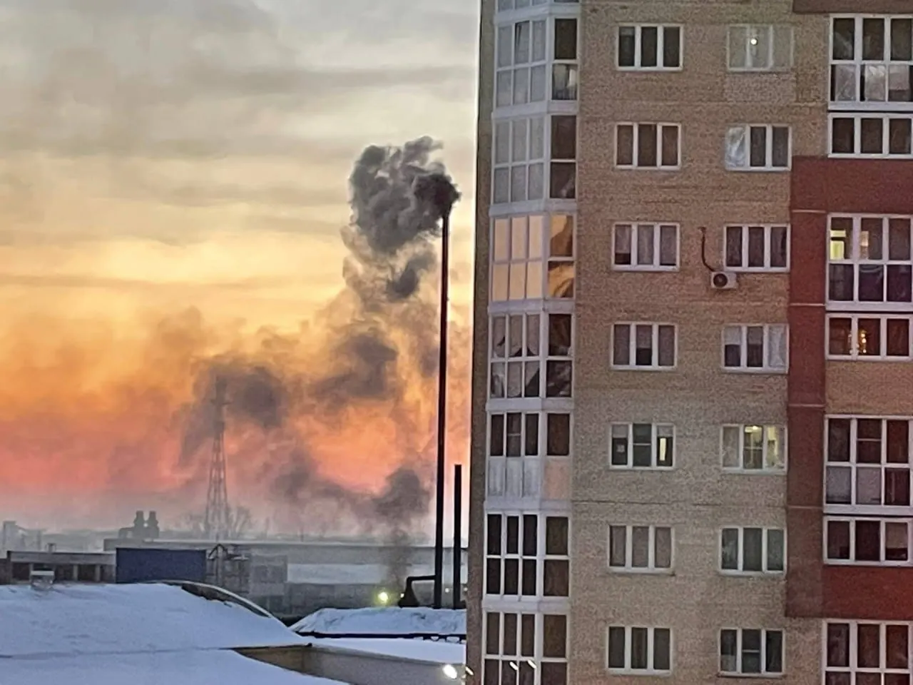 Ночью и утром ожидается накопление загрязняющих веществ в приземном слое из‑за неблагоприятных метеоусловий; к вечеру 13 июля и на 14–15 июля качество воздуха должно улучшиться.