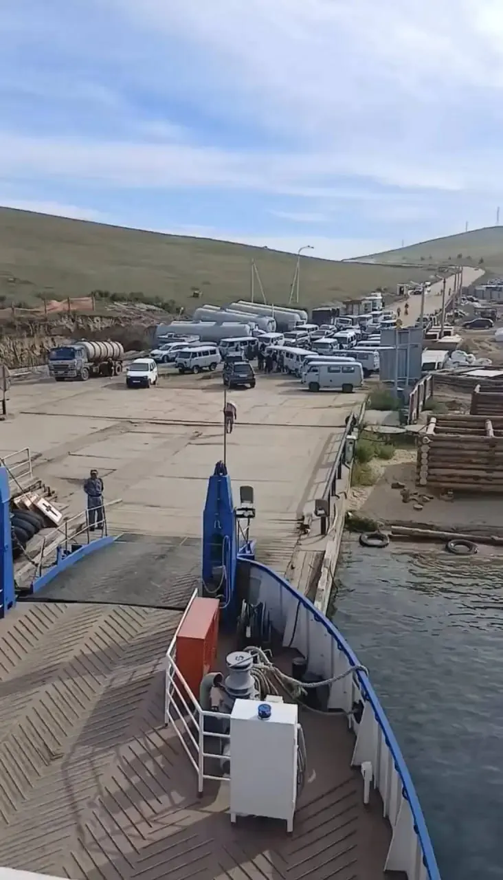 Утром 28 июля местные жители заблокировали паромную переправу между Ольхоном и материком в протест против объединения очередей и утраты права проезда без очереди.