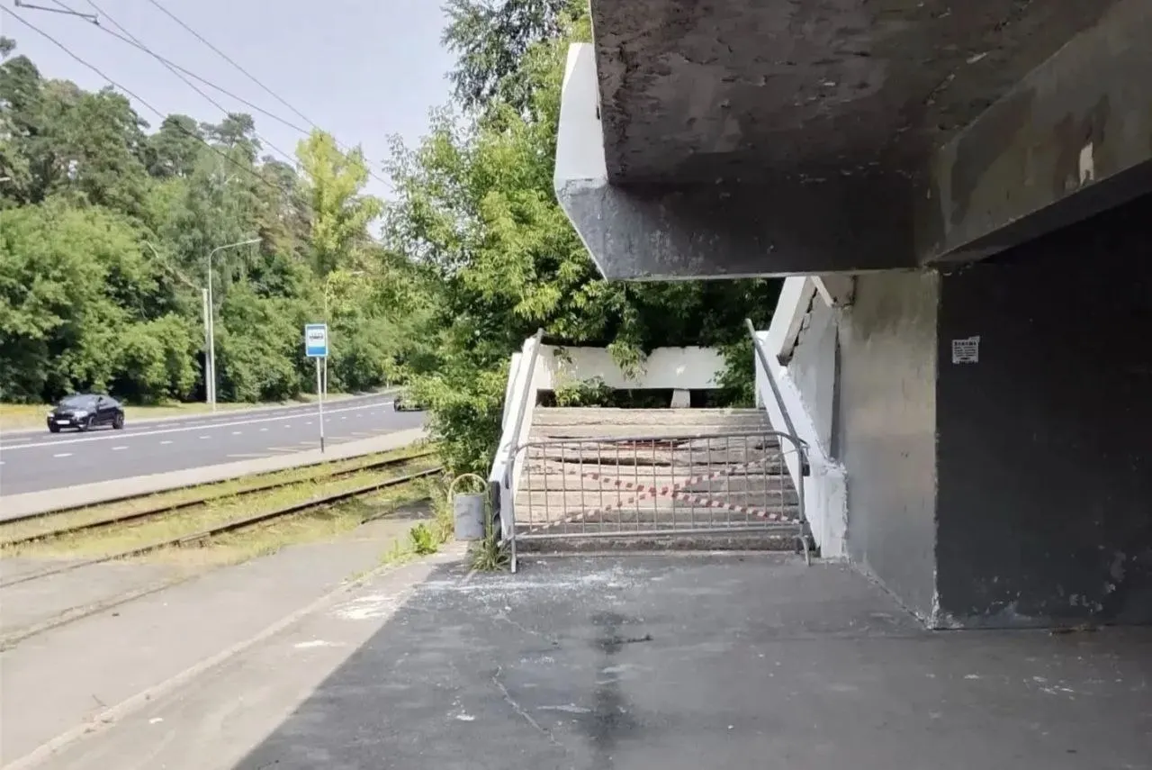 Лестницу у трамвайной остановки на Логовом шоссе огородили из‑за разрушений. Мэрия Кемерова сообщила, что сначала проведут обследование объекта, а затем составят план ремонта.