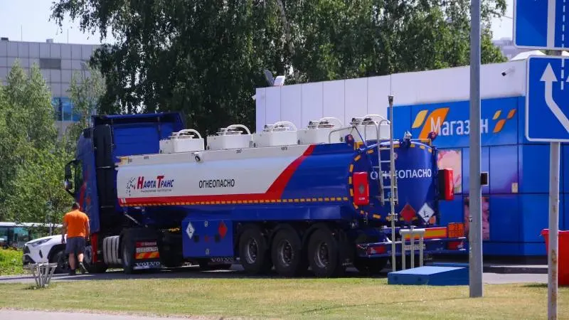 Правительство региона контролирует обеспечение бензином и другими нефтепродуктами: приоритеты — экстренные службы, общественный транспорт и сельхозпроизводители. На федеральном уровне рассматривают варианты увеличения поставок.