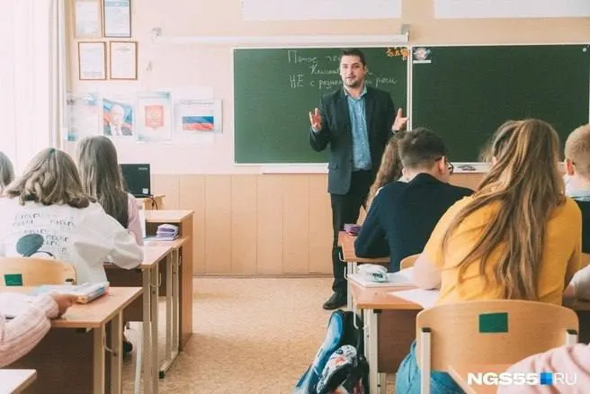 В 2025 году в школы региона приняли меньше педагогов до 35 лет — 491 против 512 в 2024 году. Общее число молодых учителей также снизилось, средний возраст педагогов в школах — 47 лет.
