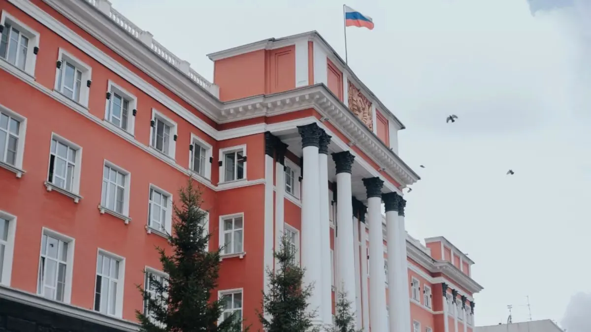 Утром 21 июля сотрудников и посетителей вывели из здания суда; территорию оцепили, на месте работают правоохранители, а здание обследуют специалисты.