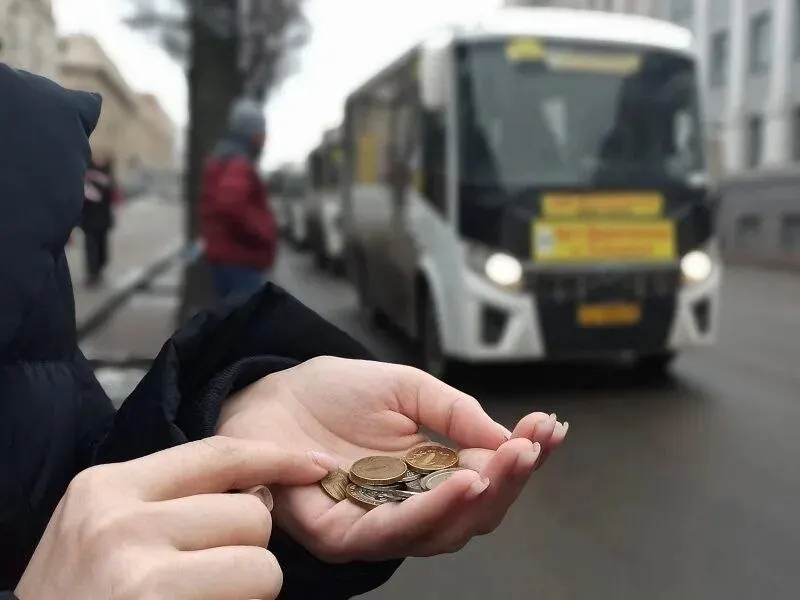 Тарифы на общественный транспорт в Барнауле пересматривать не будут: перевозчики не обращались с предложениями, а по закону изменение возможно не чаще раза в год — не ранее мая 2027 года.