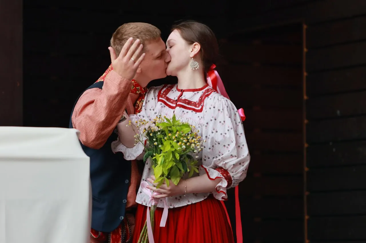 11 июля на главной сцене фестиваля в Шушенском официально оформили браки восемь пар из Красноярского края, Хакасии и Челябинска — заявки подавали 20 пар.