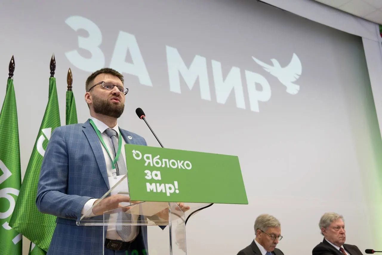 Минюст отклонил просьбу зампреда «Яблока» Владимира Дорохова снять статус «иностранного агента», сославшись на «факты ведения политической деятельности», среди которых — поздравление от лидера партии и участие в видео с бумажными самолётиками.