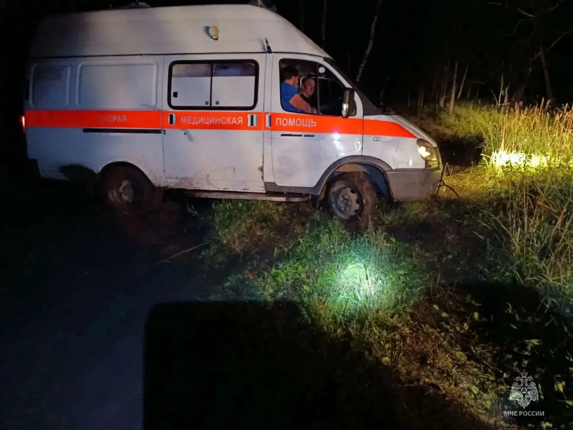 20 июля машина скорой помощи застряла на размывшемся участке дороги в селе Соколово Алтайского края; спасатели МЧС несколько раз выручали экипаж.