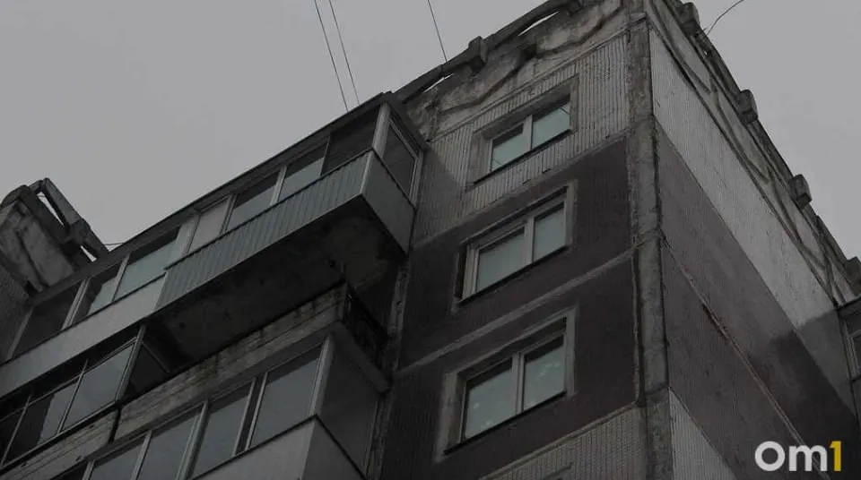 В городе выявили четыре жилых дома, признанных аварийными — в Ленинском, Кировском, Центральном и Советском округах. В материале указаны годы постройки, число квартир и краткие детали по каждому зданию.