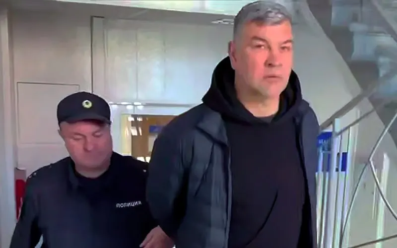 Бывший министр промышленности и торговли Андрей Гончаров, подозреваемый в превышении полномочий при госконтрактах на поставки для военных, переведен из СИЗО под домашний арест. Прокуратура намерена обжаловать решение суда.