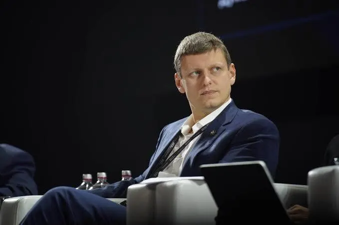 Основателя майнинговой компании BitRiver Игоря Рунца обвиняют в мошенничестве с предоплатой почти на $8 млн (около 1 млрд руб). Ему заменили меру пресечения на содержание в СИЗО минимум на два месяца; ранее ему уже предъявляли обвинения по налоговым эпизодам.