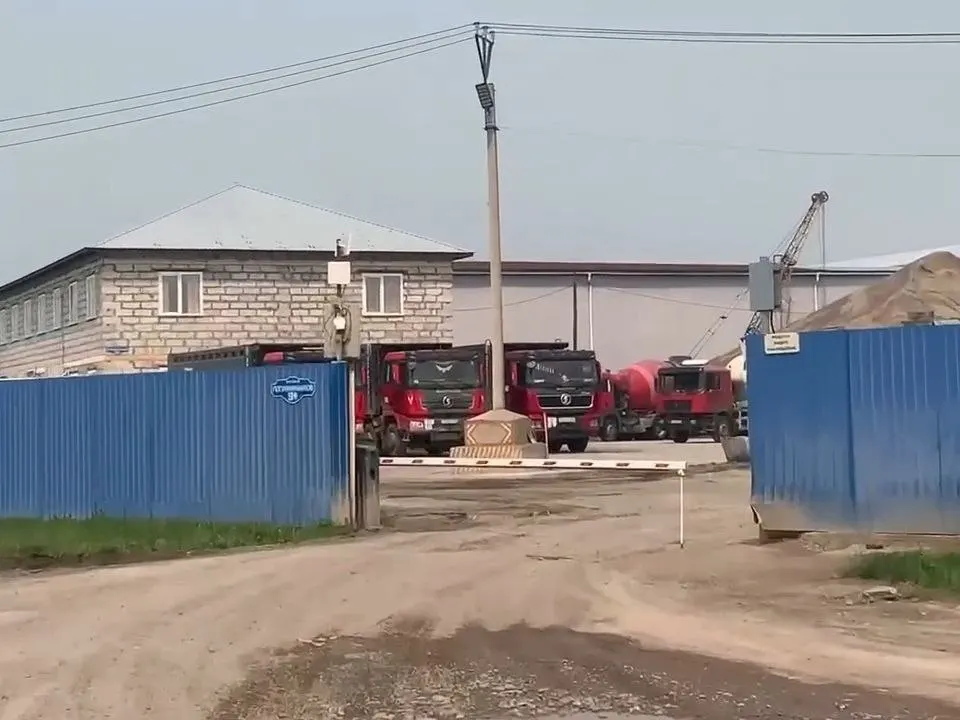 Завод в&nbsp;Красноярске сливает жидкие остатки бетона за&nbsp;забор и&nbsp;загрязняет реку