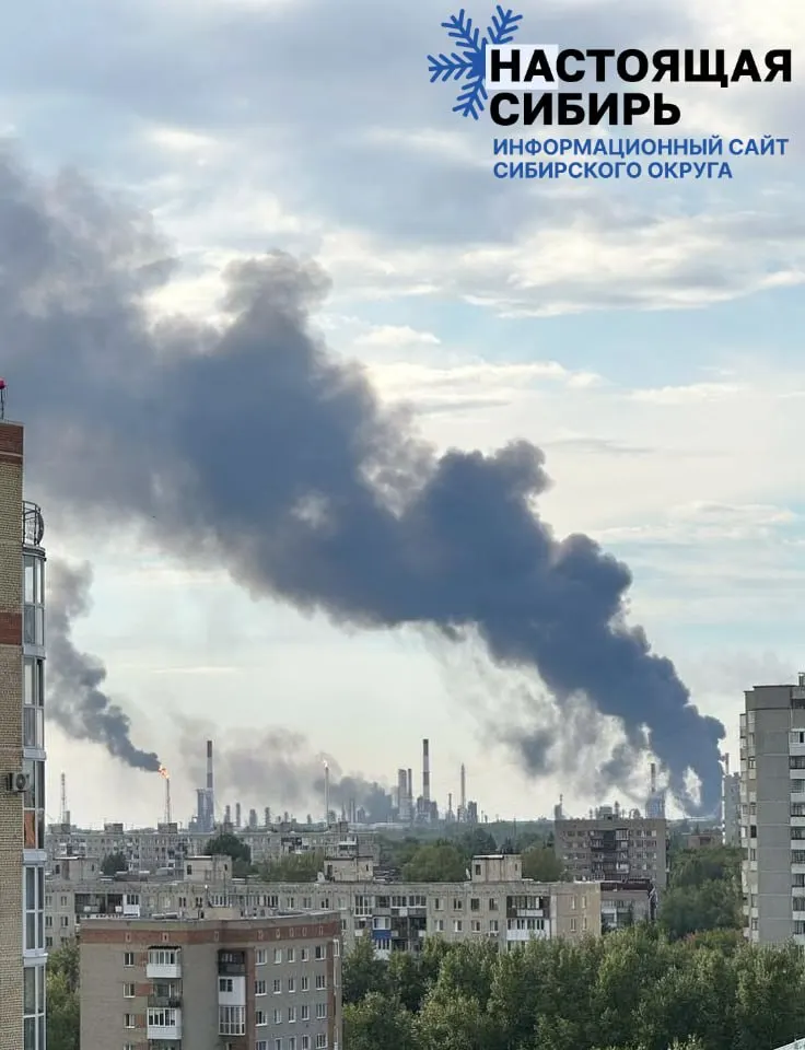 На Омском нефтеперерабатывающем заводе обнаружены как минимум два отдельных очага возгорания. Очевидцы сообщают о нескольких волнах атаки; последний точный прилёт пришёлся примерно час назад. Информация о пострадавших и причинах возгорания уточняется.