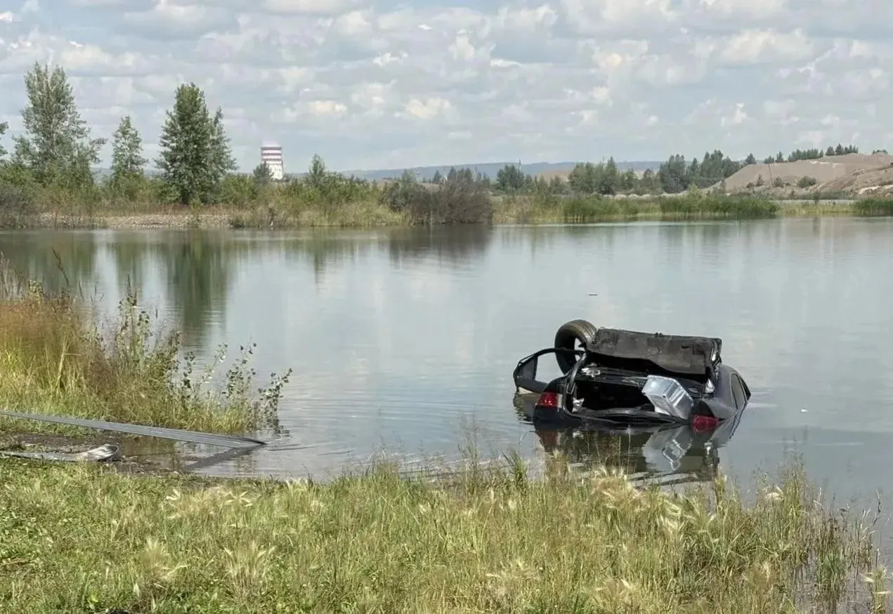 Ночью 20 июля в деревне Песчанка легковой автомобиль съехал в озеро. Утром водолазы обнаружили машину на глубине около четырёх метров и извлекли тело женщины; следственные органы выясняют обстоятельства происшествия.
