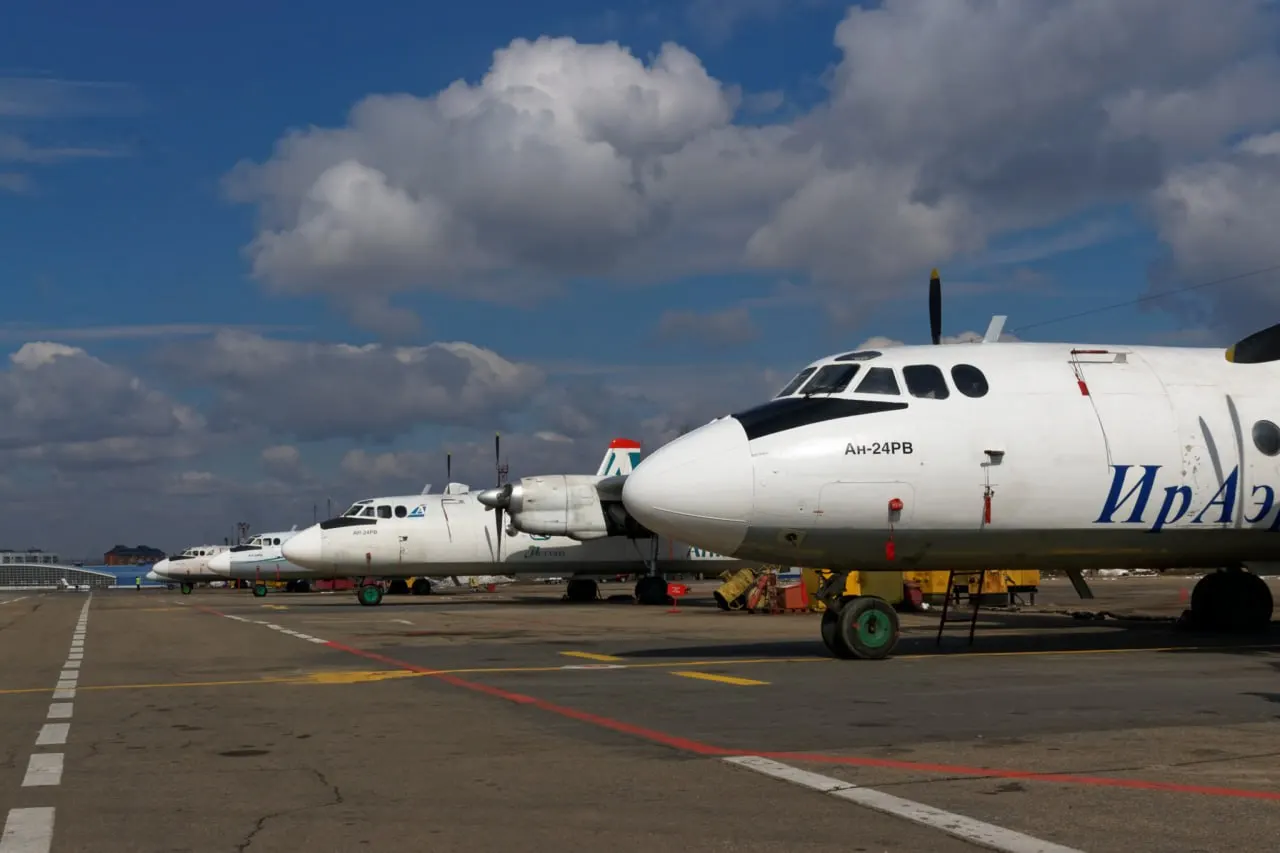 Авиакомпания сняла с продажи билеты на рейсы Бодайбо — Иркутск на период после 1 сентября. Ранее при бронировании пассажирам показывали предупреждение о возможной отмене рейсов из‑за нехватки авиатоплива; официальных объяснений пока нет.