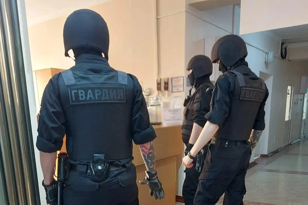В регистратуре детской больницы нетрезвый посетитель распылил перцовый баллончик. От газа пострадали трое, в том числе два ребёнка, участников конфликта передали полиции.