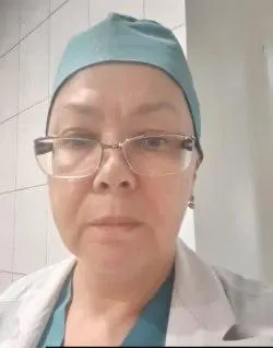 63‑летняя врач, приговорённая к пяти годам за одобрительный комментарий, провела три месяца в СИЗО Иркутска и была отправлена в женскую колонию в посёлке Бозой; её родственники просят присылать письма и вещи.