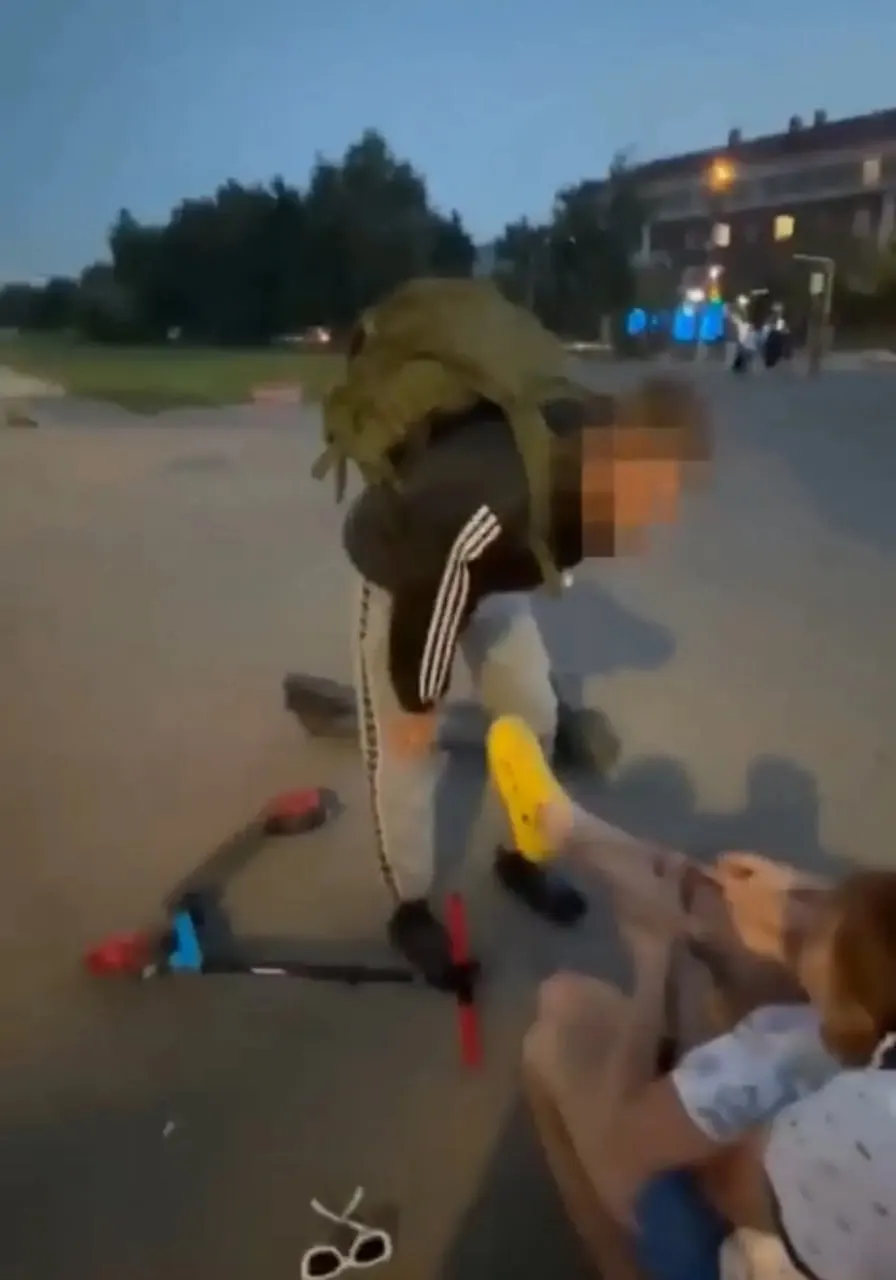 На пешеходном переходе на улице Богдана Хмельницкого мужчина на электросамокате сбил восьмилетнюю школьницу. Водитель скрылся, по делу возбуждено уголовное дело.
