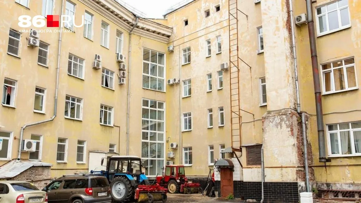 Решение о переустройстве придомовой территории, включая обустройство парковочных мест, принимают собственники на общедомовом собрании. Коротко о необходимых шагах и согласованиях.