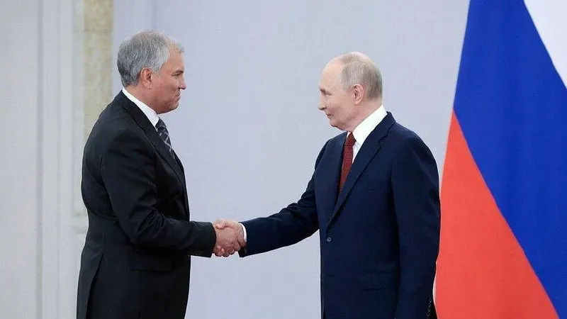 После награждения орденом Володин отметил вклад президента в укрепление партийной системы, подчеркнул единство фракций и завершил выступление призывом: «Вместе мы победим!»