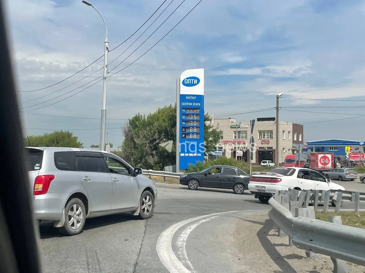 Автозаправка рядом с аэропортом Толмачёво продаёт 92-й бензин по 130 руб./л и 95-й по 135 руб./л.