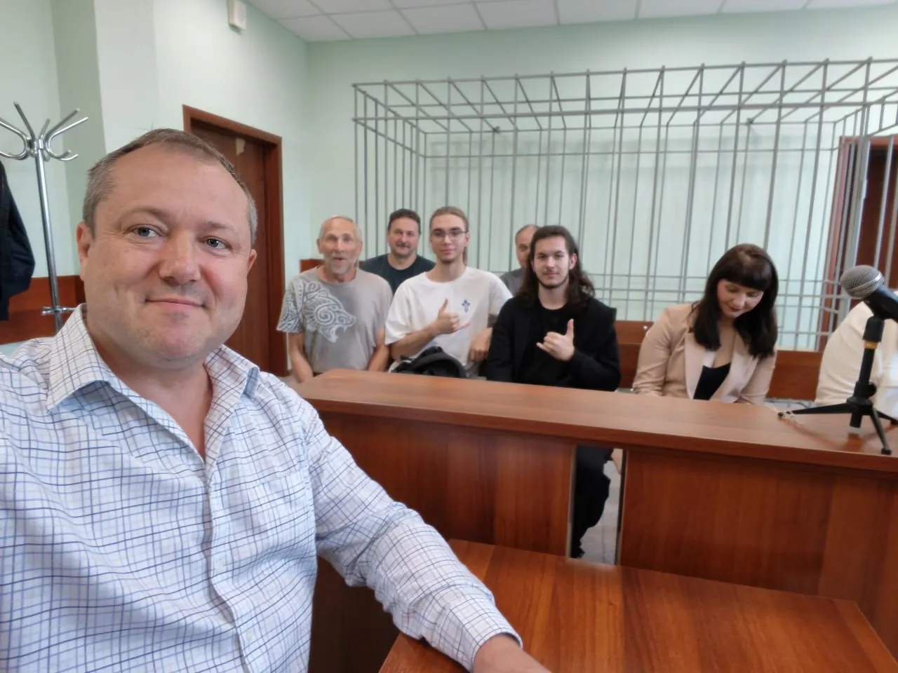 Центральный районный суд Красноярска 9 июля прекратил административное дело в отношении автора интернет-канала: протокол был составлен из-за высказываний на стриме о принудительной установке госмессенджера и критике партии.