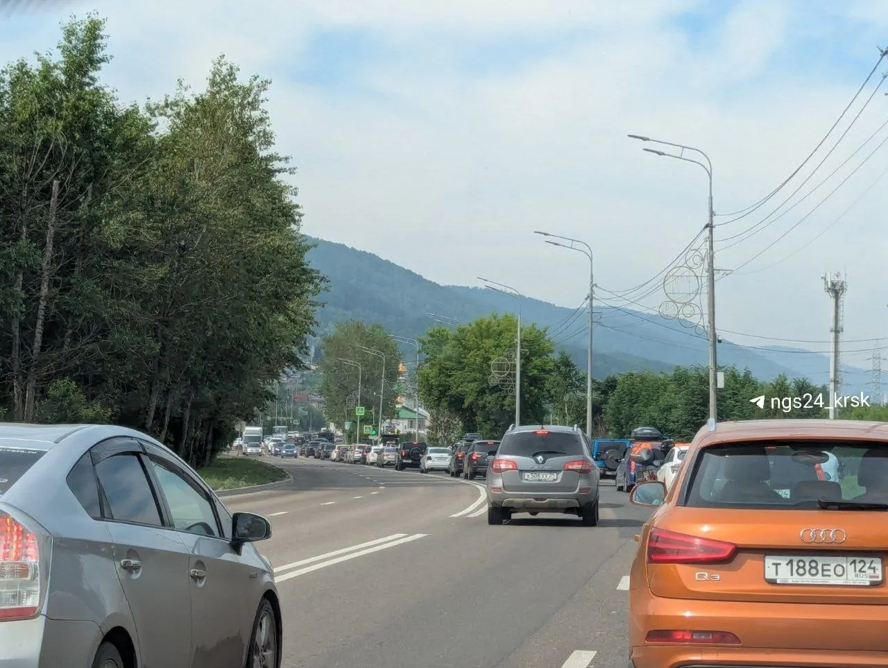 Утром на Свердловской улице образовалась крупная пробка: затор начинается у съезда с Николаевского моста и тянется до территории Роева ручья. Водителям советуют учитывать задержки и выбирать альтернативные маршруты.