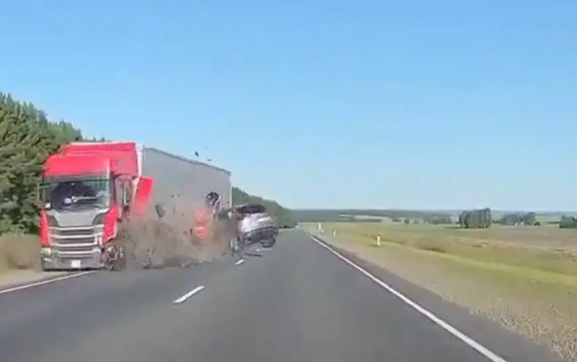 На трассе «Сибирь» Mazda выехала на встречную полосу и столкнулась с фурой Scania; в результате ДТП в больницу доставлены водитель, пассажирка и двое детей.