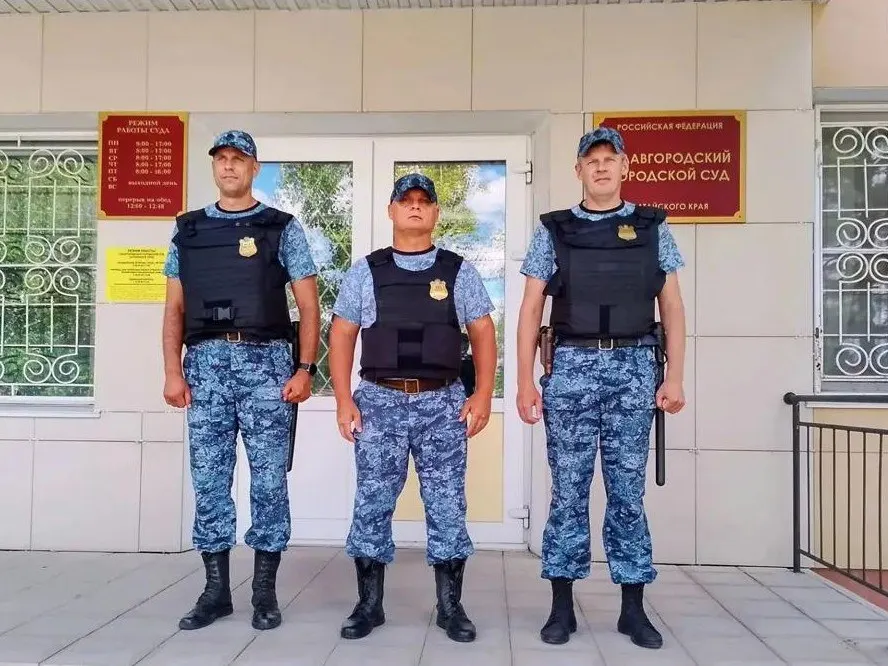Судебные приставы не пропустили в здание суда мужчину с признаками наркотического опьянения; при досмотре нашли нож и два шприца с жёлтым веществом, материалы передали в полицию.