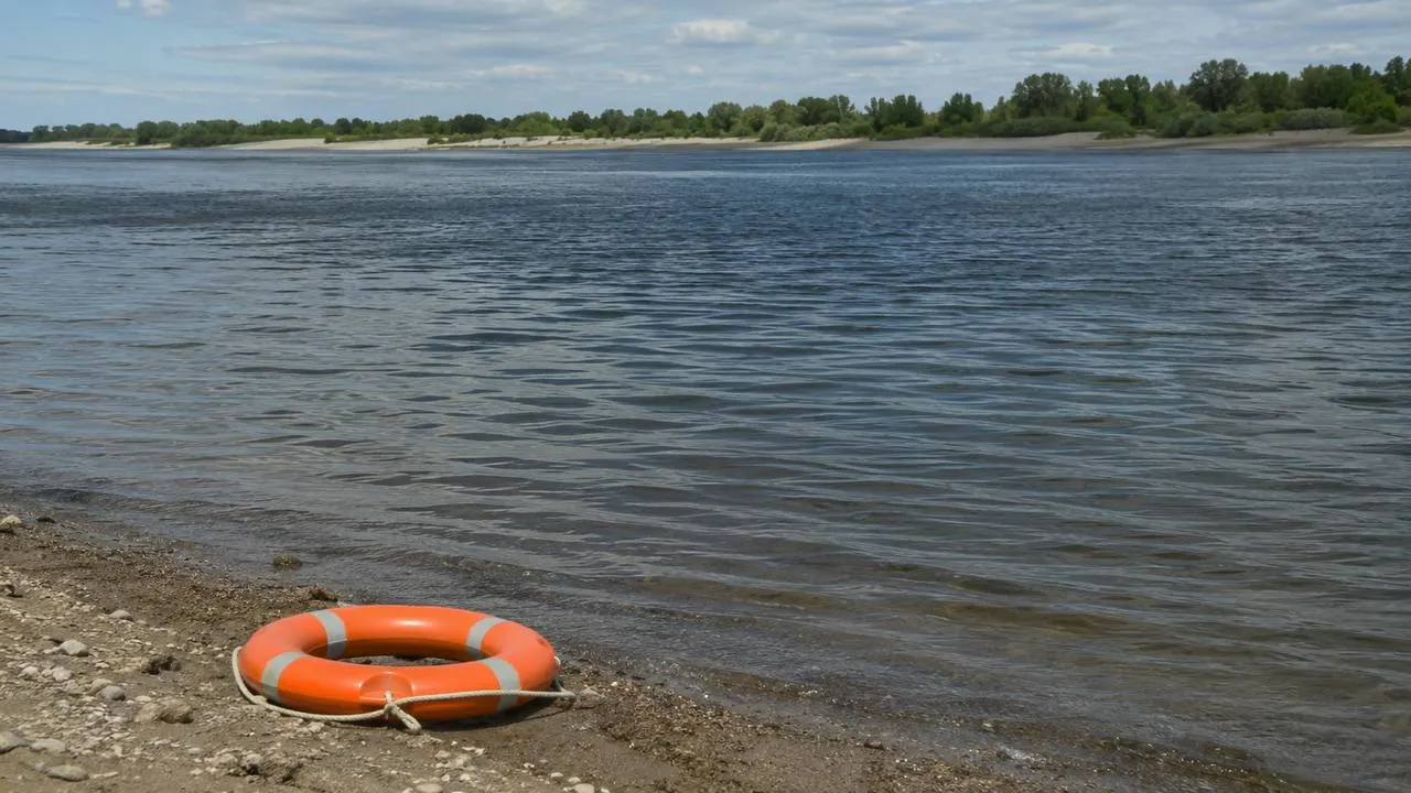 Возле села Поломошное очевидцы достали мужчину из воды, но спасти его не удалось. МЧС предупреждает об опасности купания в необорудованных местах и просит выбирать официальные пляжи.