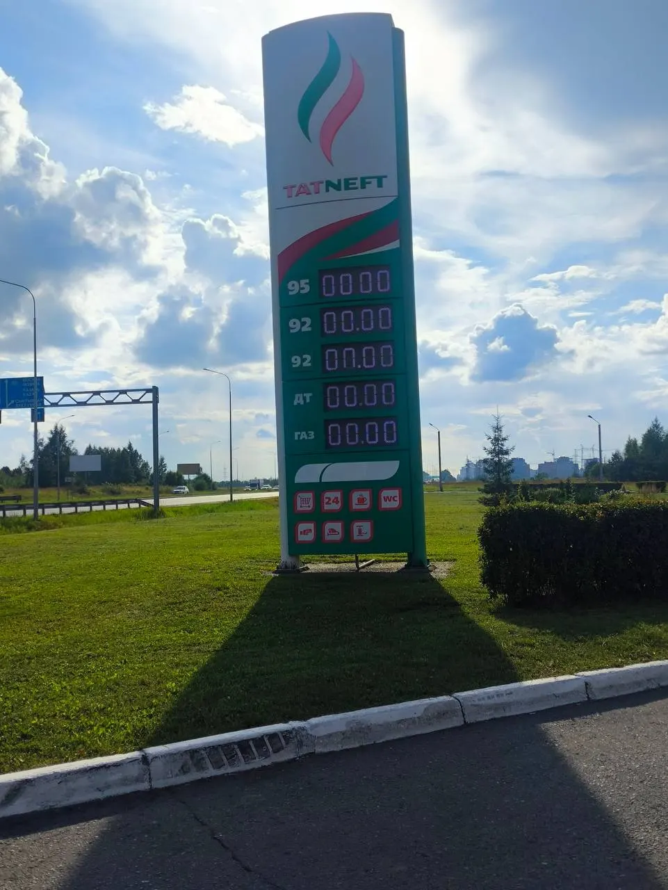 После ночной атаки дронов на Ярославский НПЗ дефицит топлива усиливается: в Чебоксарах подняли цены на прогулки по Волге, а российские компании обращаются к Индии за дополнительными поставками бензина.