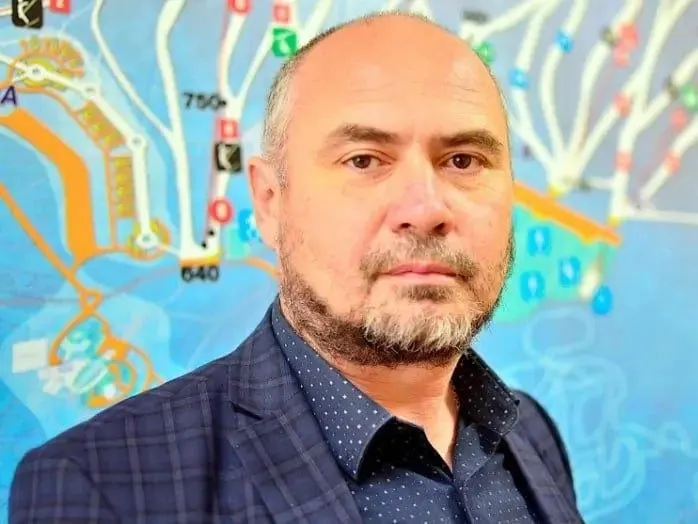 Бывший замглавы по строительству Таштагольского района выплатил 100 тысяч рублей за неисполнение программы расселения аварийных домов; пострадавшие семьи и активисты требуют ответственных мер.