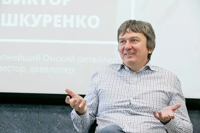 После распространения видео с летнего корпоратива глава общественной структуры потребовал проверить омского бизнесмена Виктора Шкуренко на предмет «пропаганды ЛГБТ». Жалобы квалифицируют как часть растущей практики доносов.
