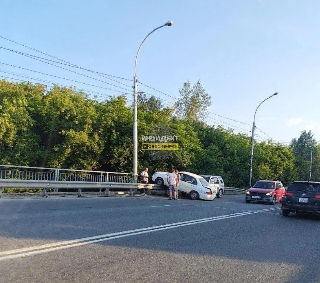 На Винаповском мосту Mitsubishi столкнулся с другим автомобилем и врезался в отбойник; о пострадавших данных нет, в ГАИ информацию не подтверждают.