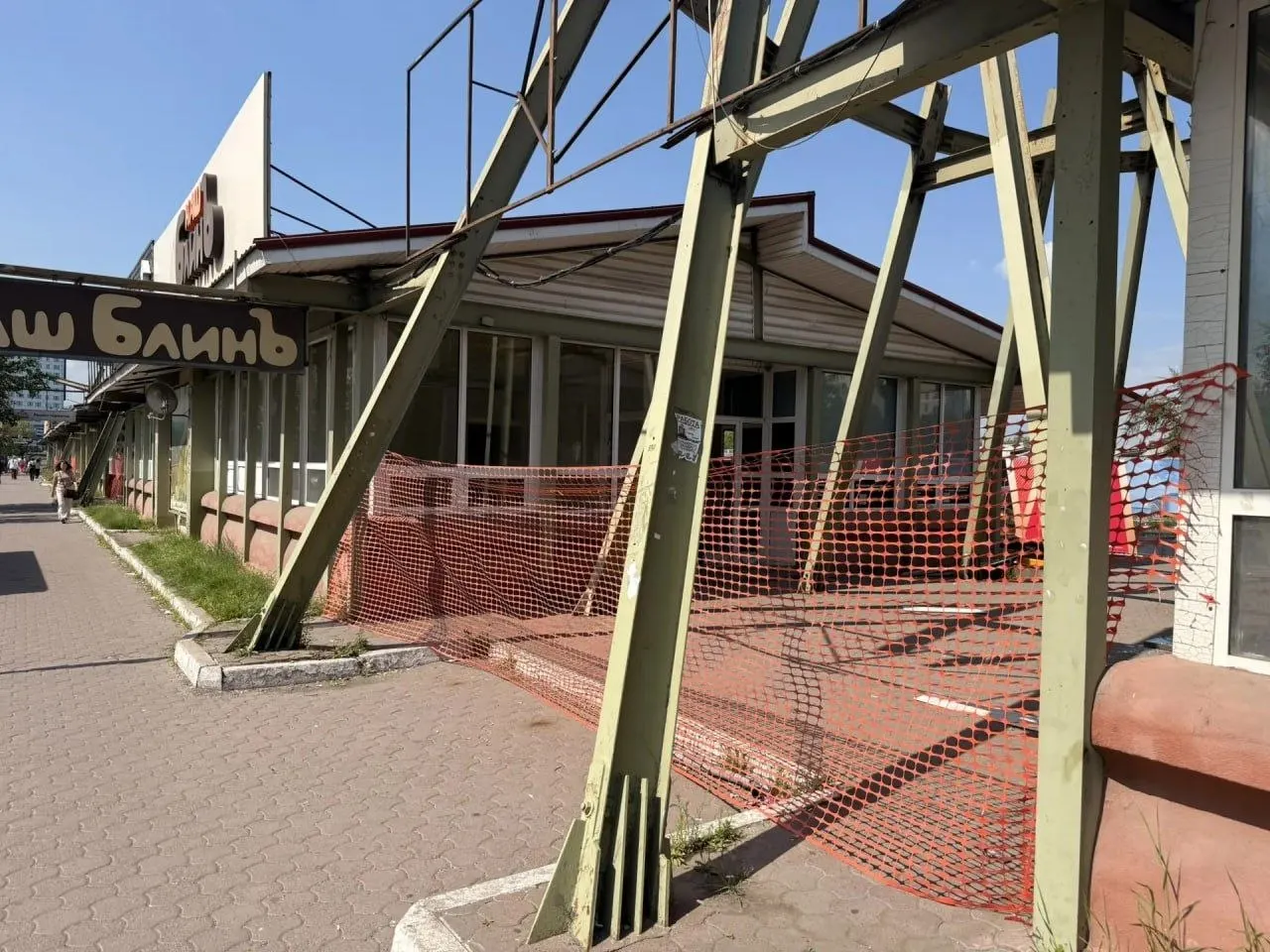 Вокруг павильонов на Предмостной площади появила сетка — власти пообещали в ближайшие дни установить сплошной забор перед началом работ. В соцсетях появились вопросы о готовности демонтажа и наличии подрядчика.