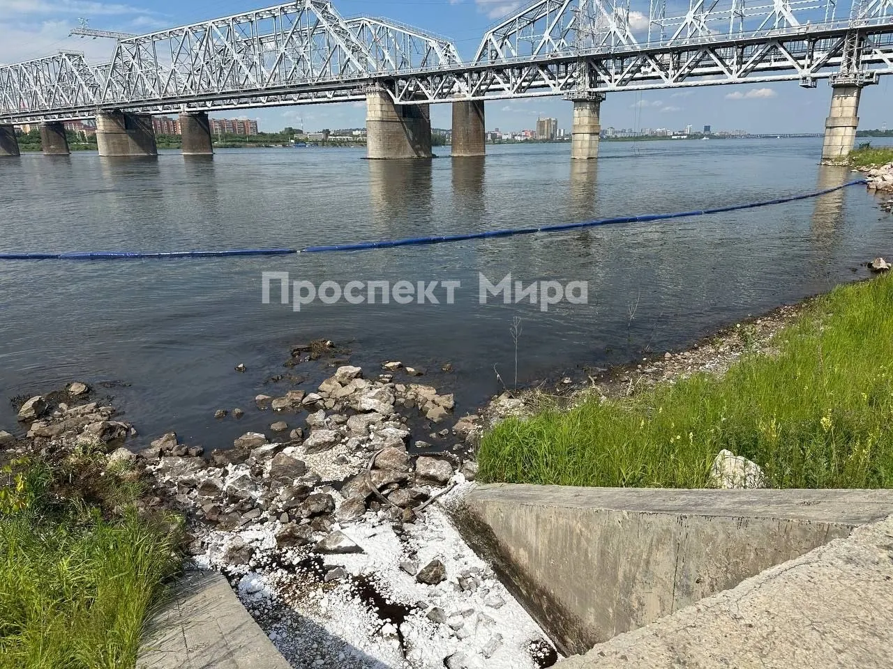 Радужная плёнка и запах нефтепродуктов сохраняются в районе трубы возле Николаевского моста. Источник загрязнения не установлен, место огорожено бонами и обработано сорбентом; разводы также отмечены в Абаканской протоке.