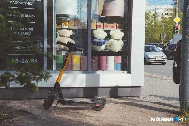 Жительница Омска пожаловалась, что электросамокаты и велосипеды мешают прогулкам и выполняют трюки среди людей на перекрытом в выходные Любинском проспекте; в мэрии посоветовали направлять данные о нарушениях в ГИБДД.