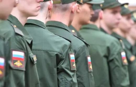 Правительство поддержало законопроект, позволяющий направлять срочников на службу в пожарные подразделения МЧС — они будут тушить пожары и участвовать в аварийно‑спасательных работах, чтобы сократить нехватку персонала.