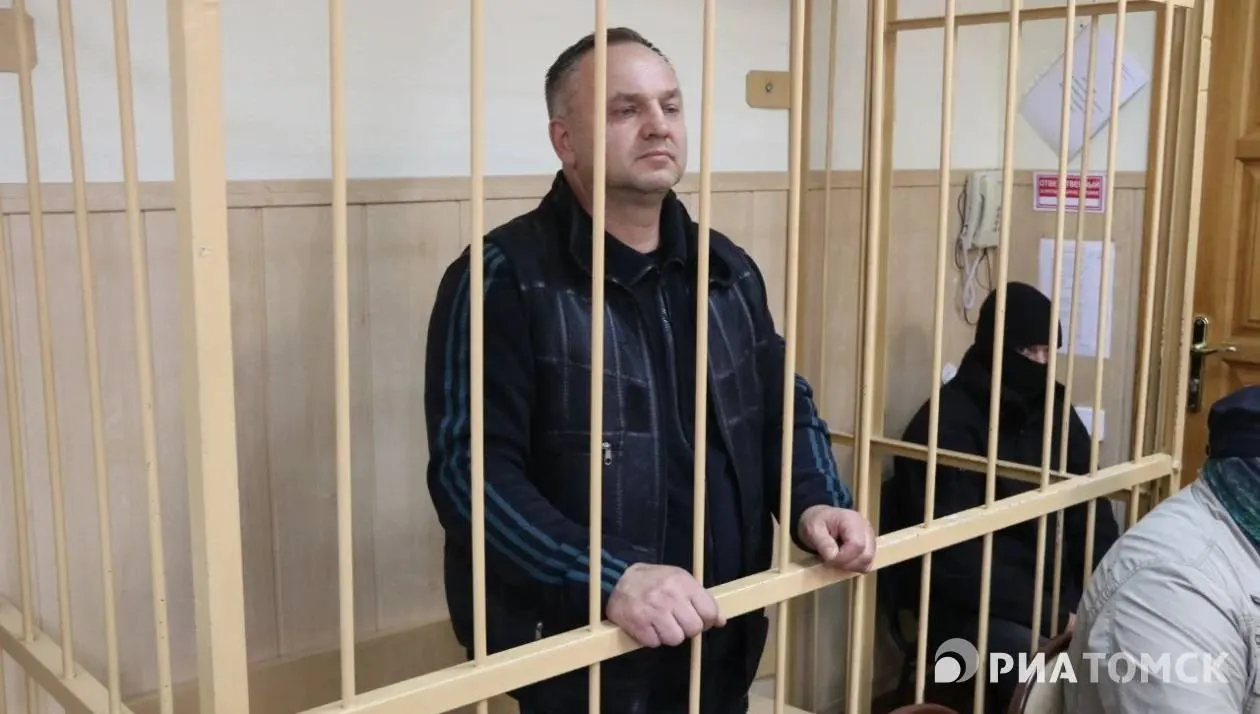 Суд признал экс‑главу районной администрации виновным в превышении должностных полномочий и покушении на мошенничество. Ему назначены 4 года 6 месяцев колонии общего режима и штраф 400 тыс. руб.; приговор ещё не вступил в силу.