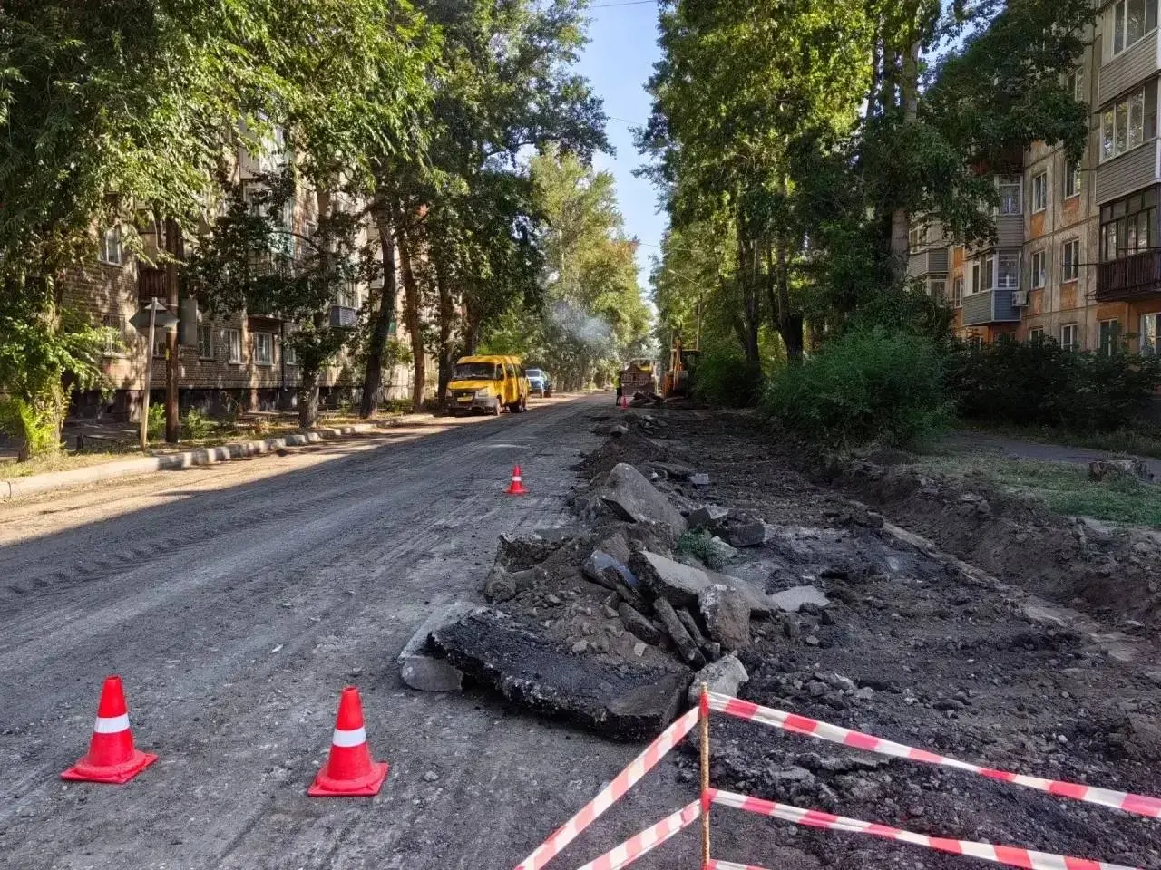 Работы охватили около 73,4 тыс. кв. м: ремонт проводили на проспекте Ленина, Георгия Исакова, улице Юрина, Северном Власихинском проезде и других участках; на некоторых улицах установили искусственные неровности.