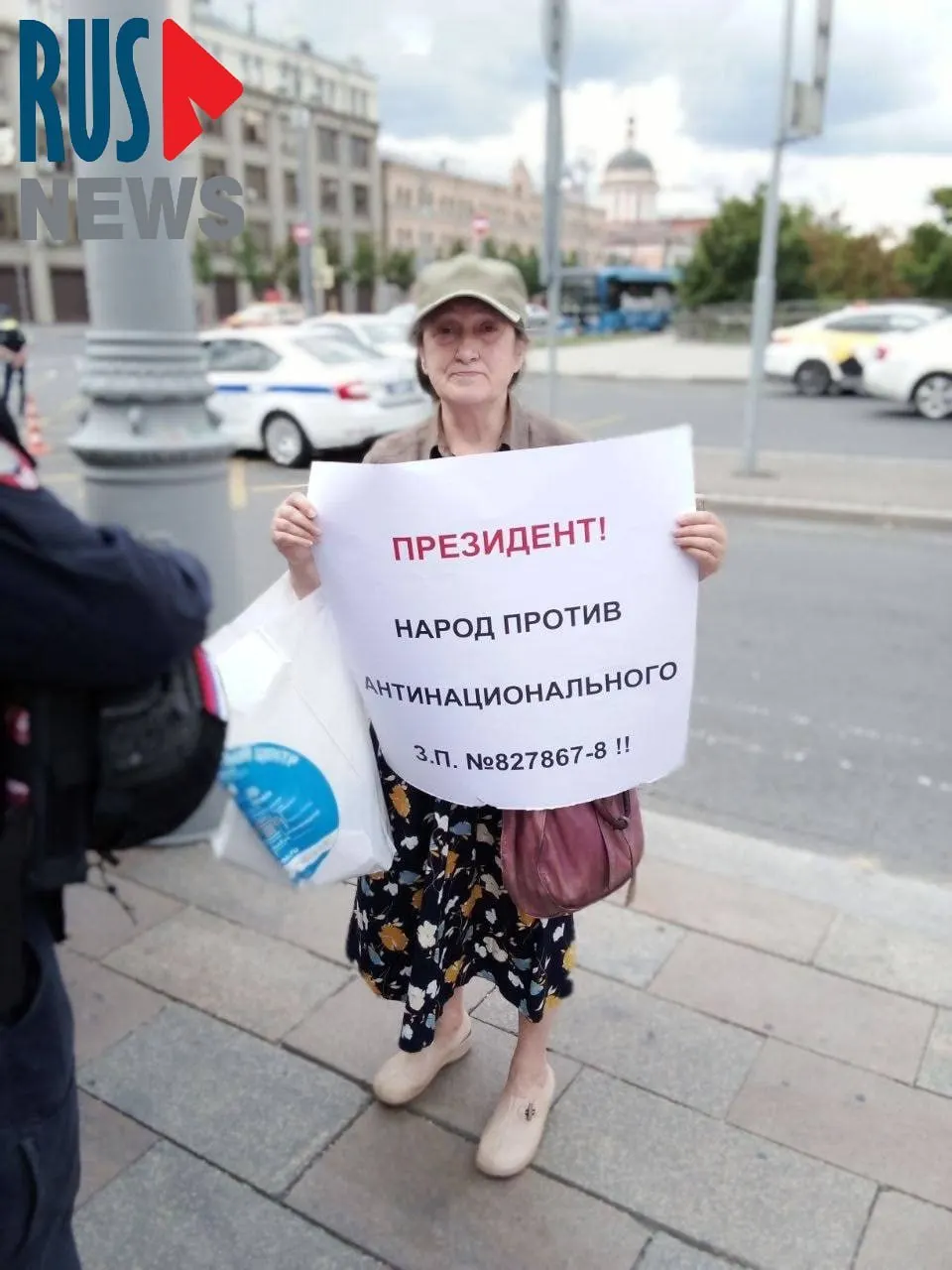 Наталья Шамина провела пикет на Старой площади у администрации президента против законопроекта о передаче регионам права снимать памятники с охраны; в ходе акции её задержали.
