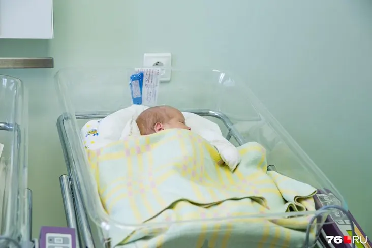Из‑за дефицита мест в родильных домах женщины в южной части Кемеровской области остаются без детей на недели. Одна молодая мать из Таштагольского района рассказала, что ребёнка забрали сразу после родов и отправили в Новокузнецк.